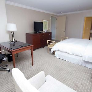 King Room Tub Mobility Hearing Access
